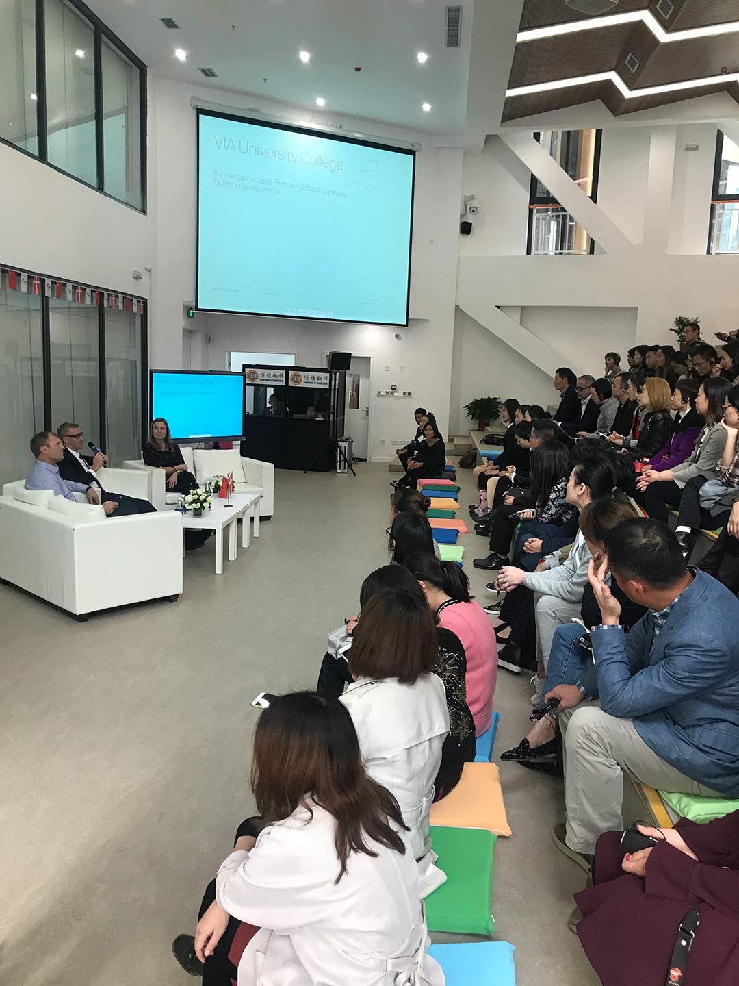 丹麥VIA大學(xué)副教授Erika Zimmer Brandt與Jan Rasmussen與家長(zhǎng)互動(dòng)問(wèn)答。